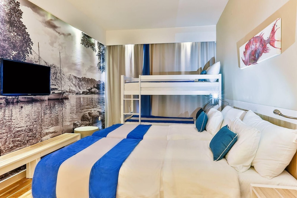 Carine Hotel Delfin 13/40