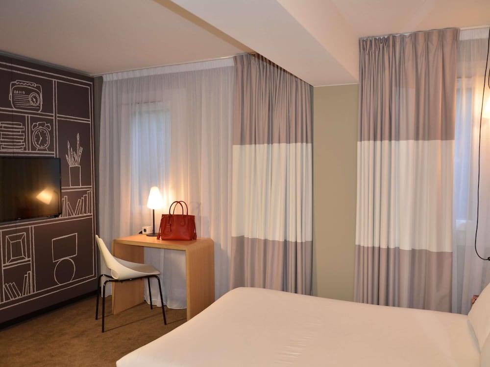Ibis Melun 12/68