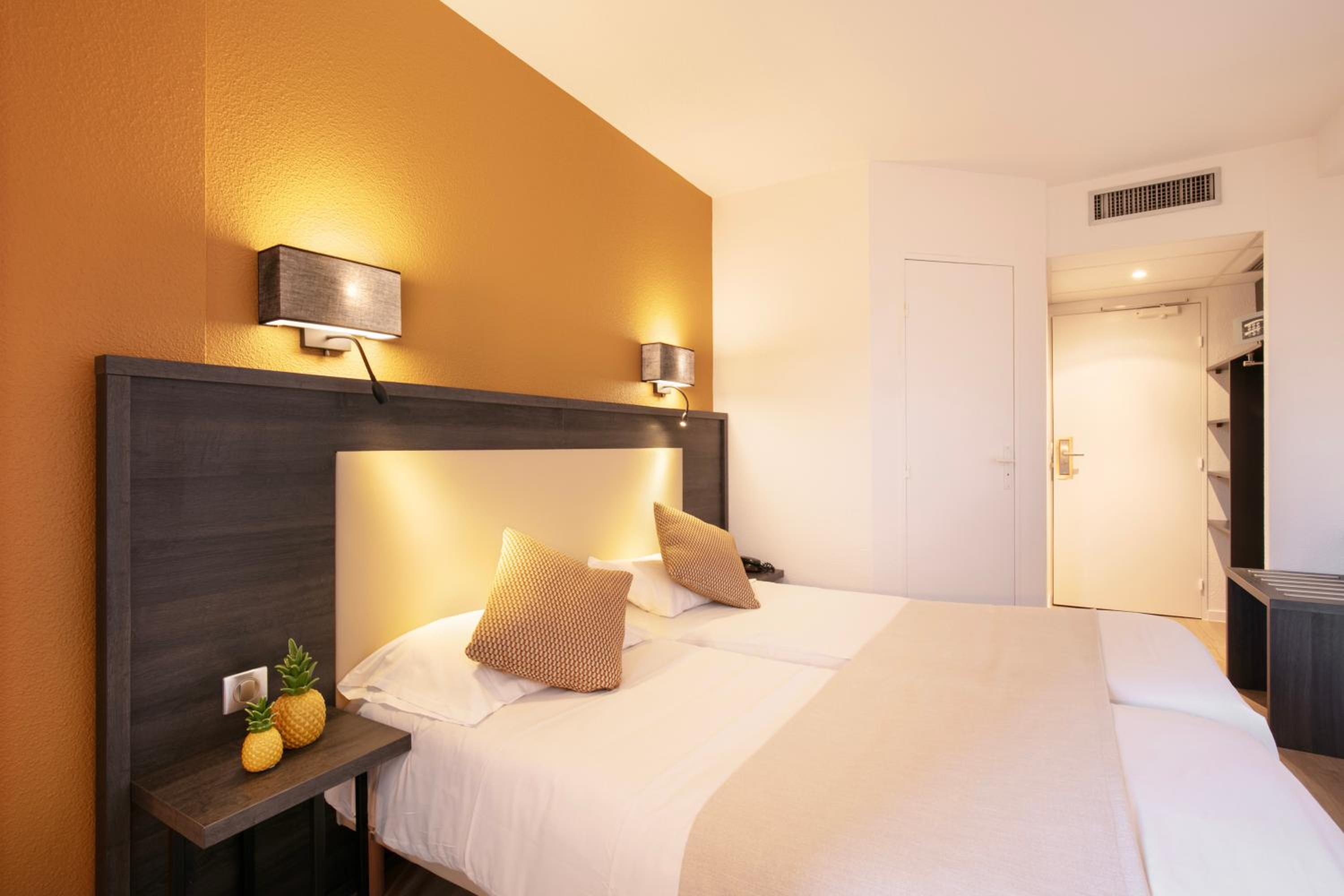 Superior, Twin Beds, Sea Side