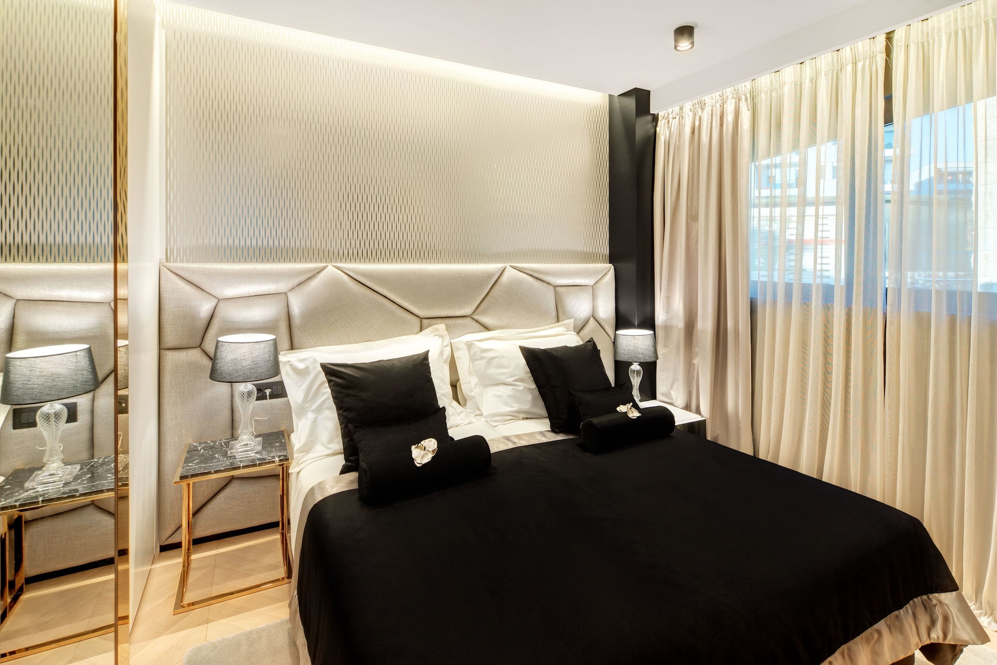 EXECUTIVE, SUITE, KING BED, PARTIAL SEA VIEW