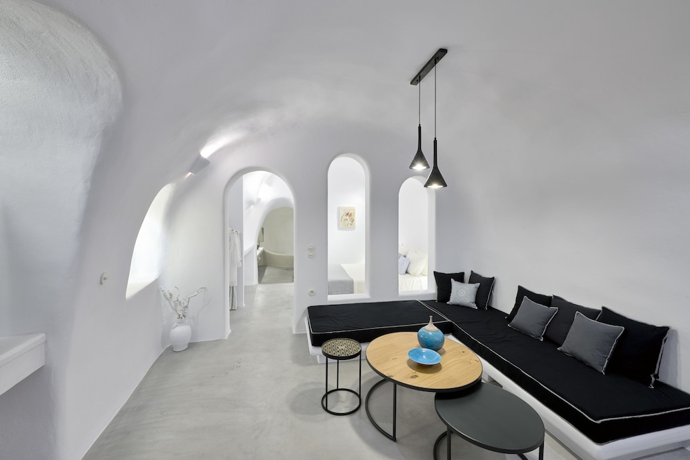 Cave Suite Oia 17/30