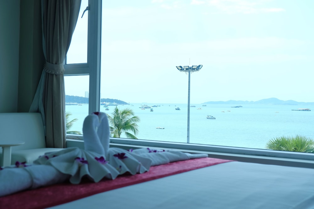 The Beach Front Resort Pattaya 81/87