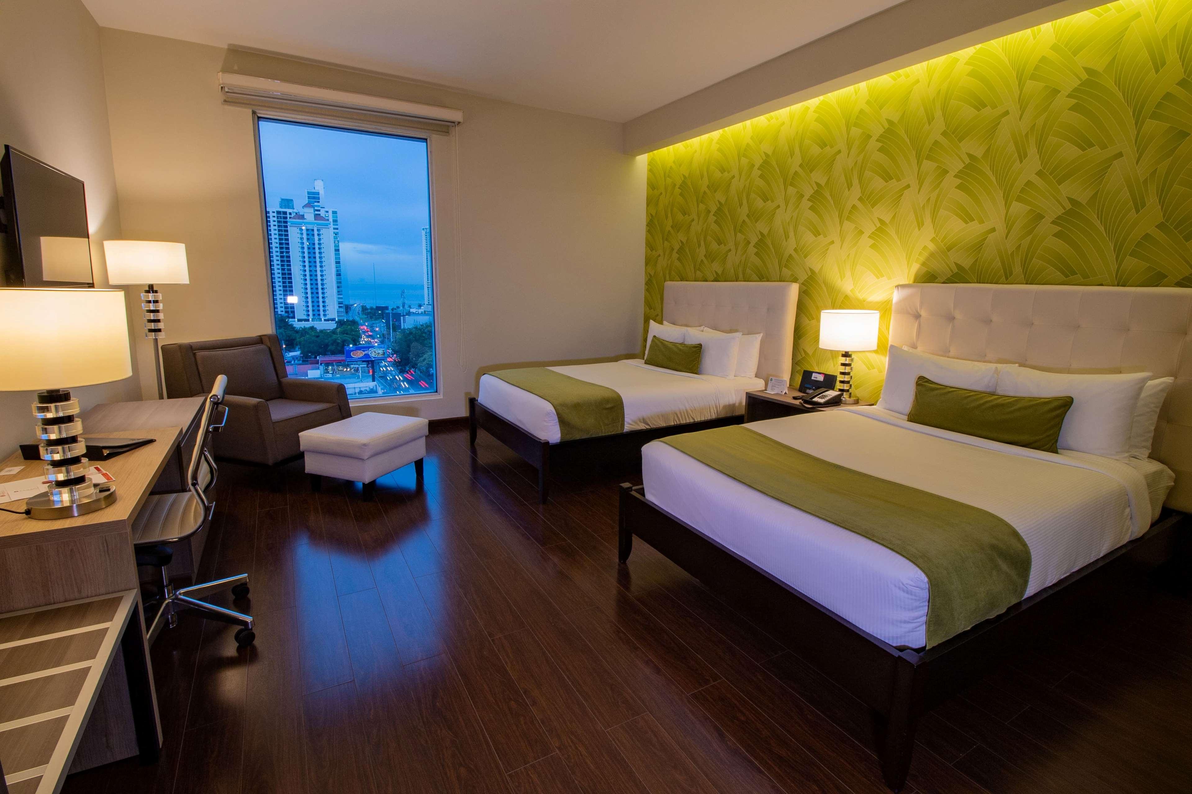 DELUXE, 2 DOUBLE BEDS