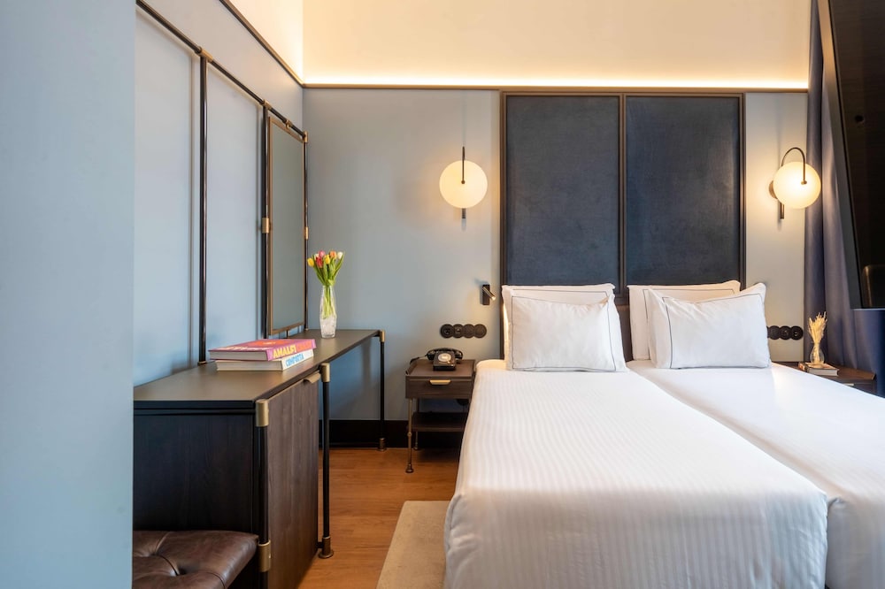 Cozy, Twin Beds, Station View
