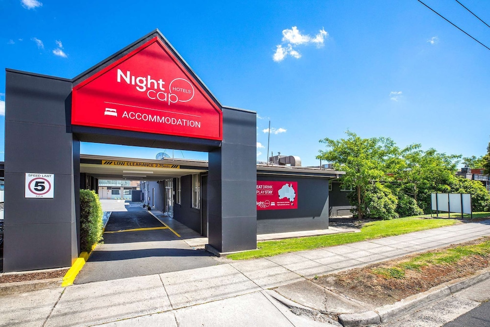 Nightcap at Sandbelt Hotel 69/74