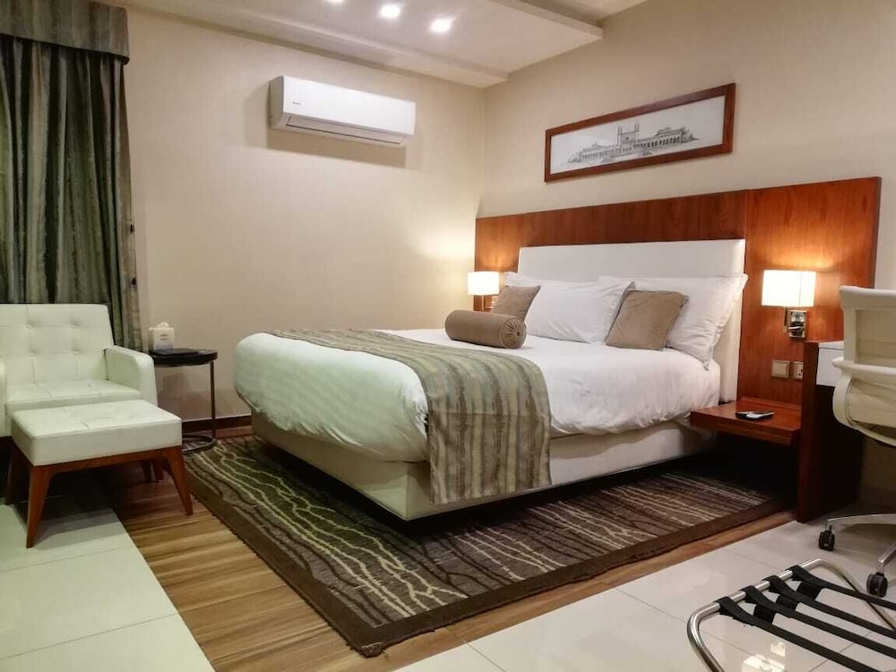 Avari Xpress Faisalabad 24/60