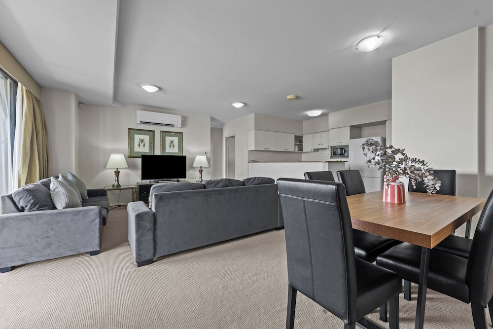The Oasis Apartments 44/66