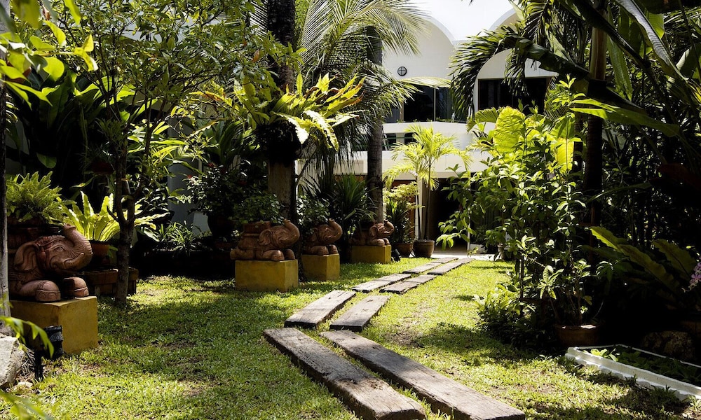 SAFARI BEACH HOTEL 36/48