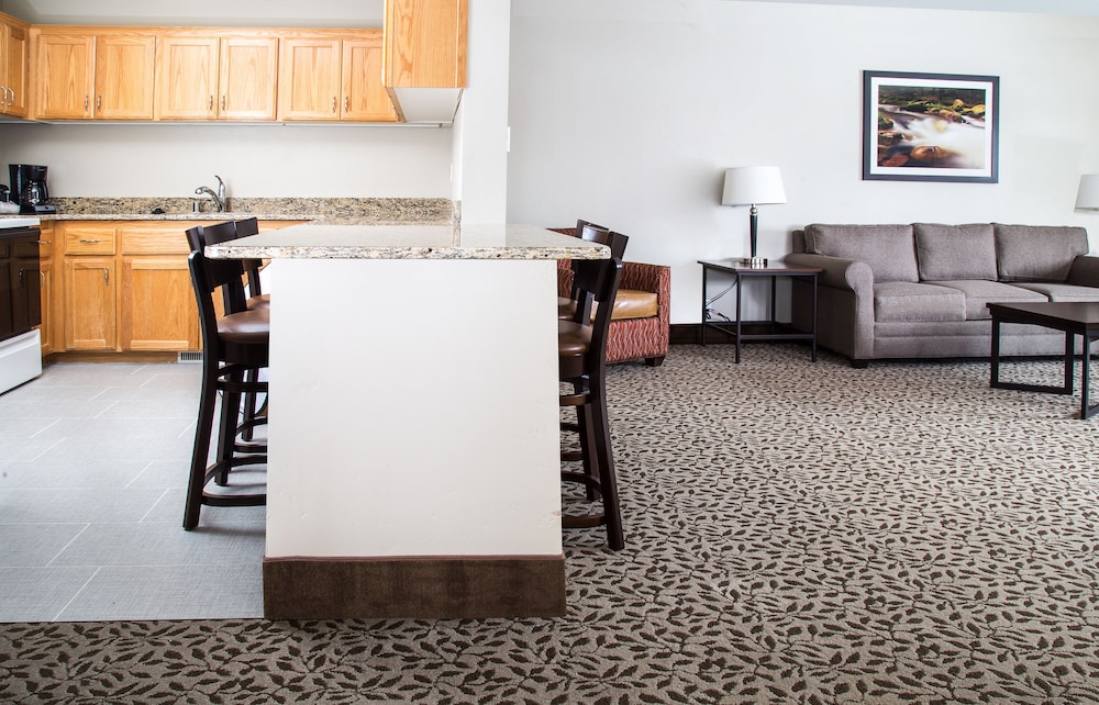 Gray Wolf Inn And Suites 44/67
