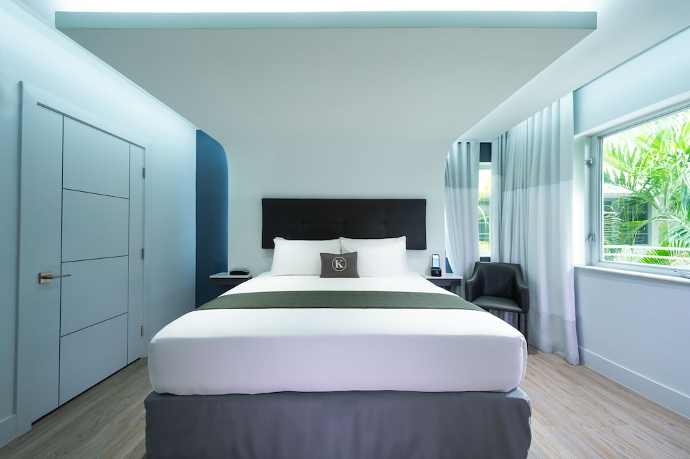 PREMIER, KING BED, GARDEN VIEW, BALCONY