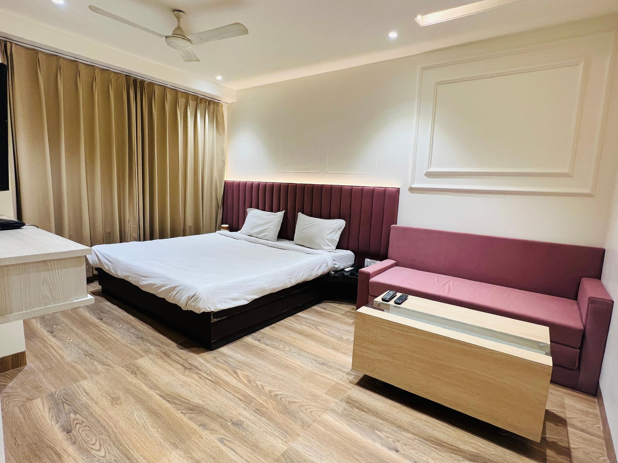 Fabhotel Morya Regency 8/17