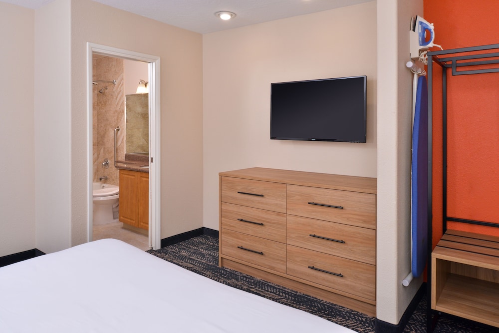 La Fuente Inn Suites 28/65
