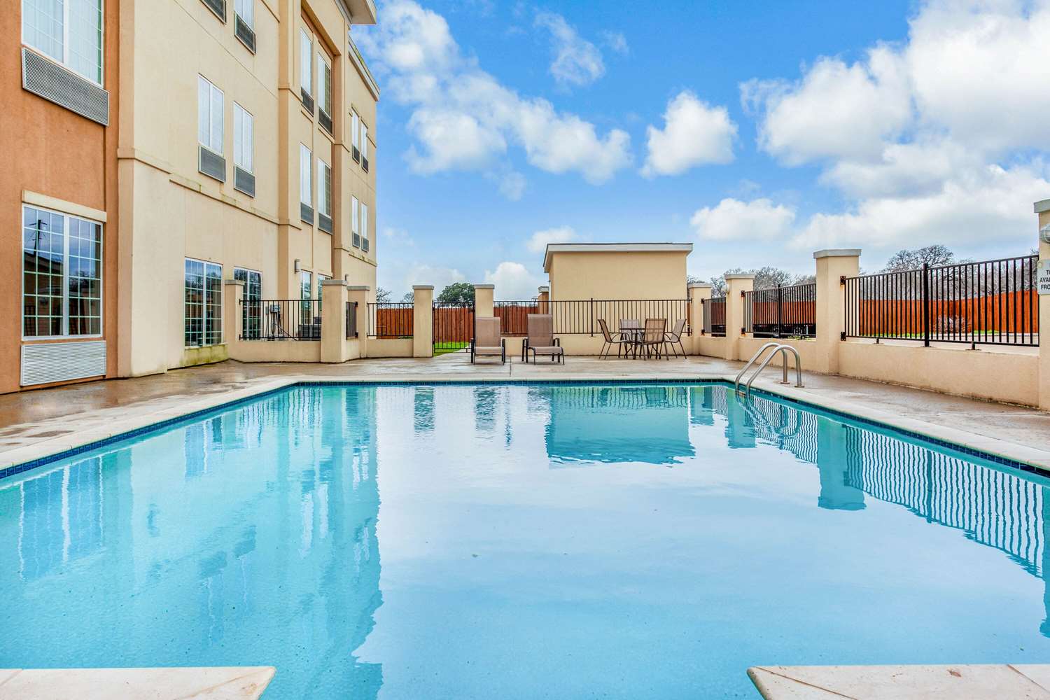 La Quinta Inn Suites Luling 5/23