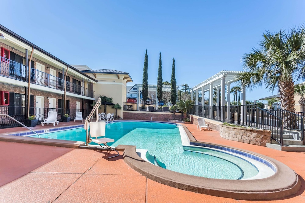 Days Inn By Wyndham Pensacola - Historic Downtown in PENSACOLA - FL