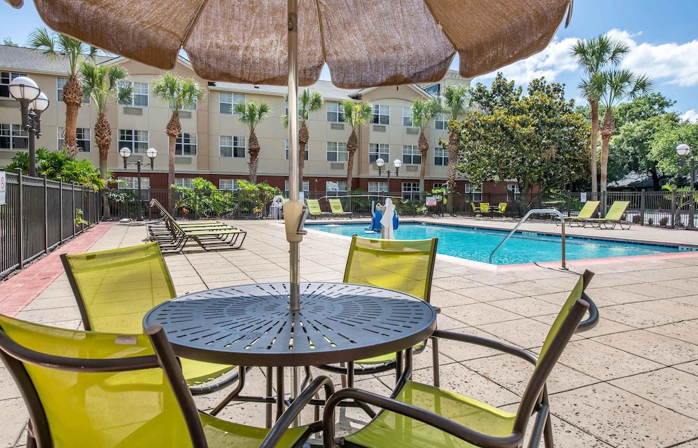 Studio 6 Suites Jacksonville Deerwood Park FL 54/71