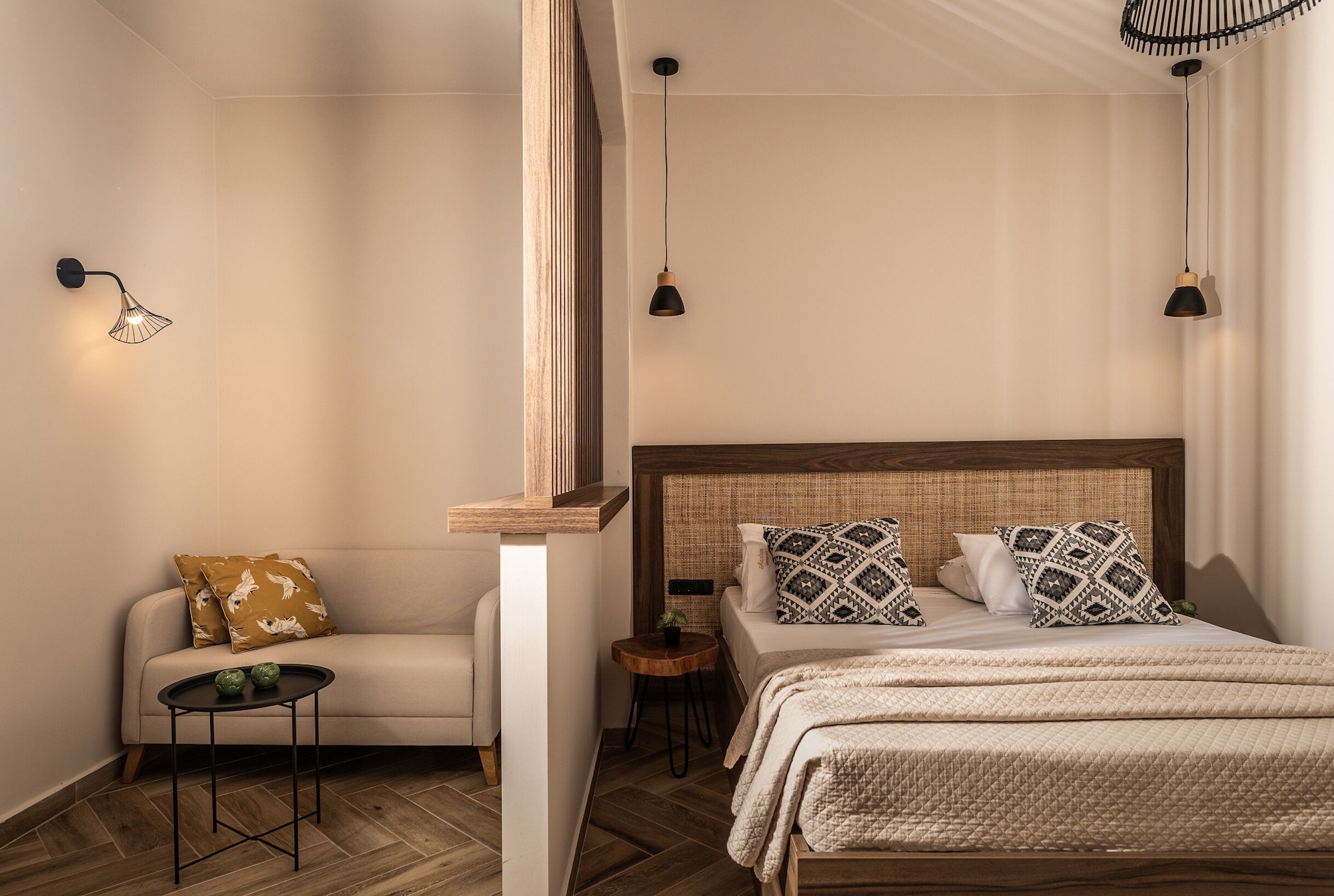 PREMIUM, SUITE, QUEEN BED, SOFA