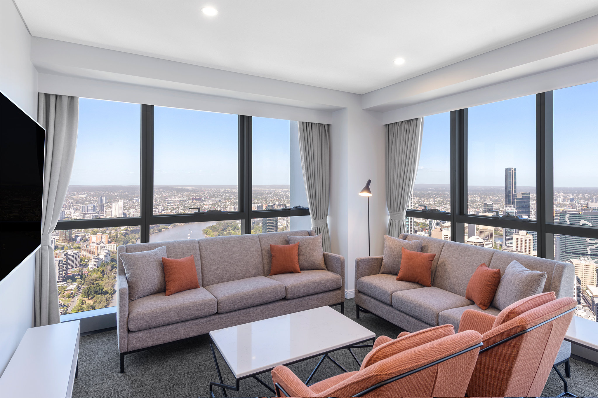 Meriton Suites Adelaide Street 8/17