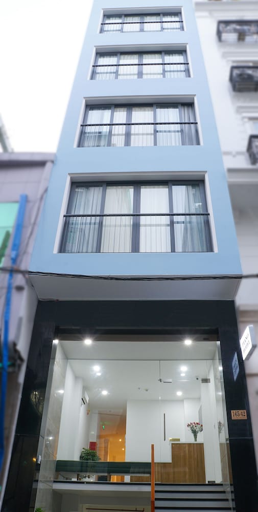 Piano Hotel 1/25