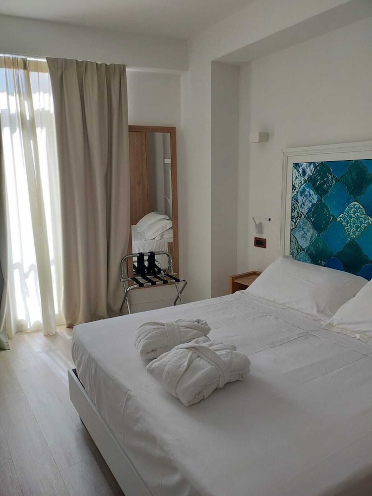 DELUXE, DOUBLE BED, SEA VIEW, TERRACE