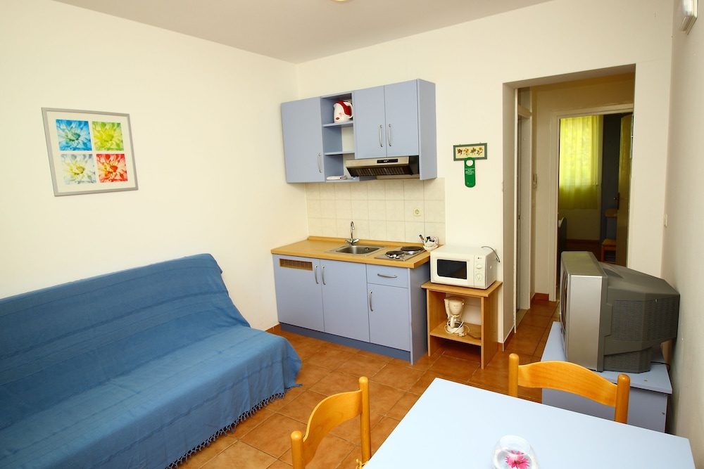 Bacan Serviced Apartments 14/64