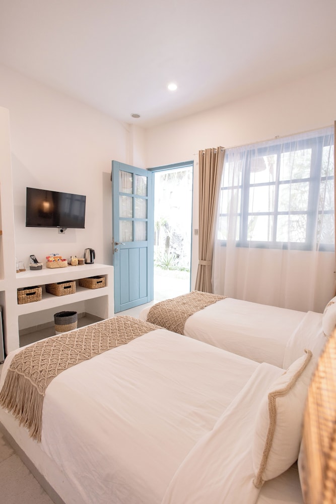 ROOM, TWIN BEDS