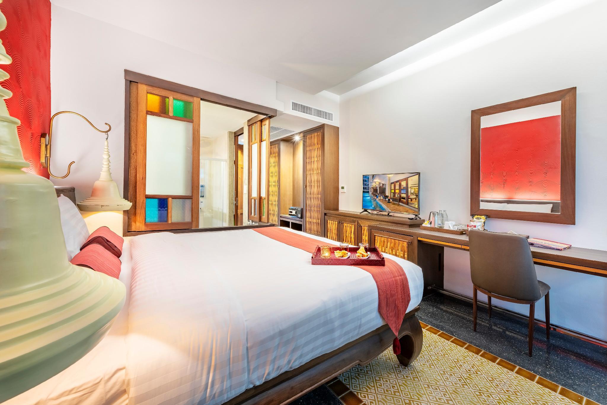 Deluxe, King Bed, Pool Access