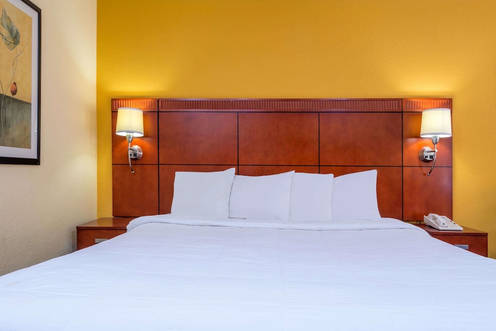 Days Inn by Wyndham Knoxville East 12/31
