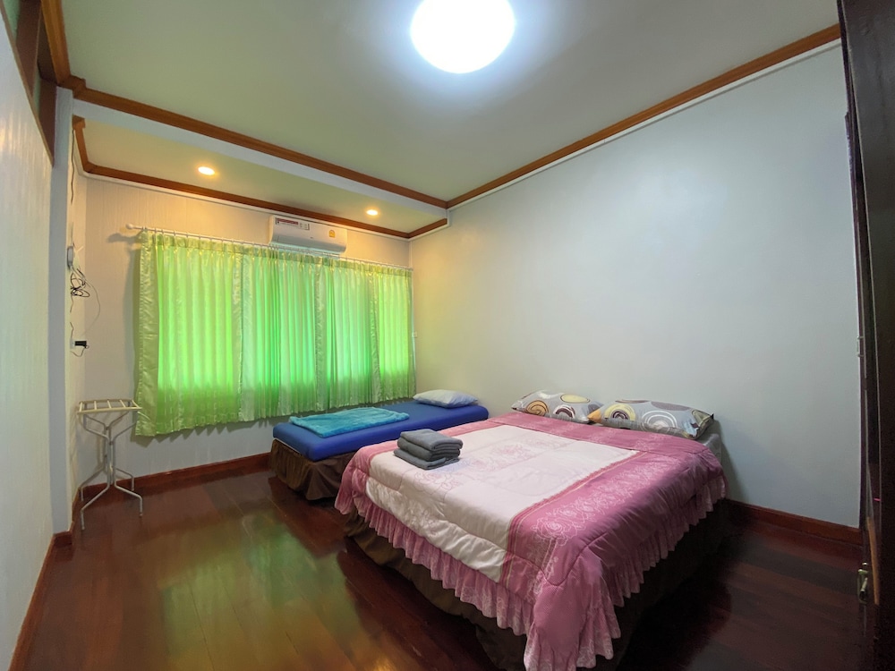 4 BEDROOMS, HOUSE