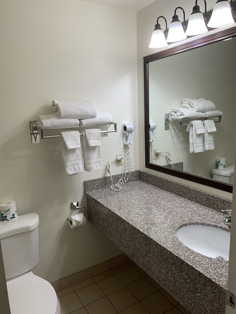 غرفة بسريرين كوين للمدخنين، Days Inn by Wyndham Lake Point 4/4