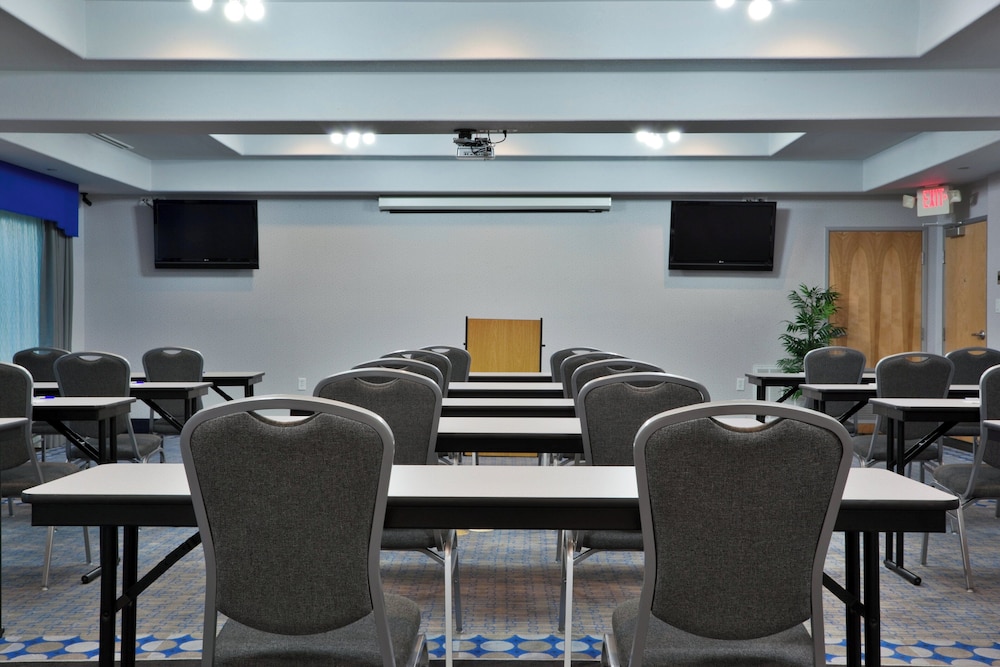 Holiday Inn Express Hotel Suites Hutto 64/72