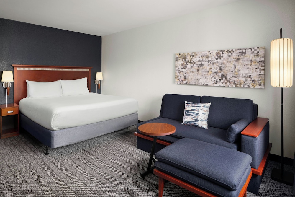 ROOM, KING BED, SOFA