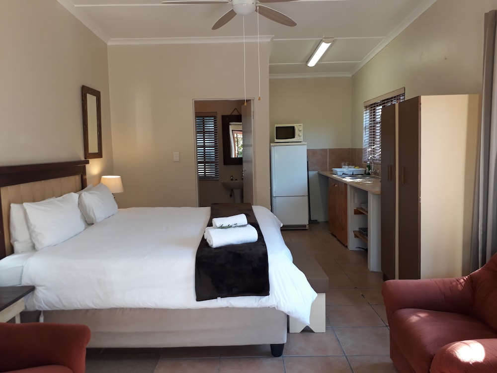 Gansbaai Town Lodge 4/26