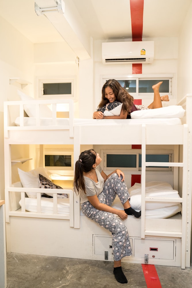 HQ HOSTEL SILOM 32/49