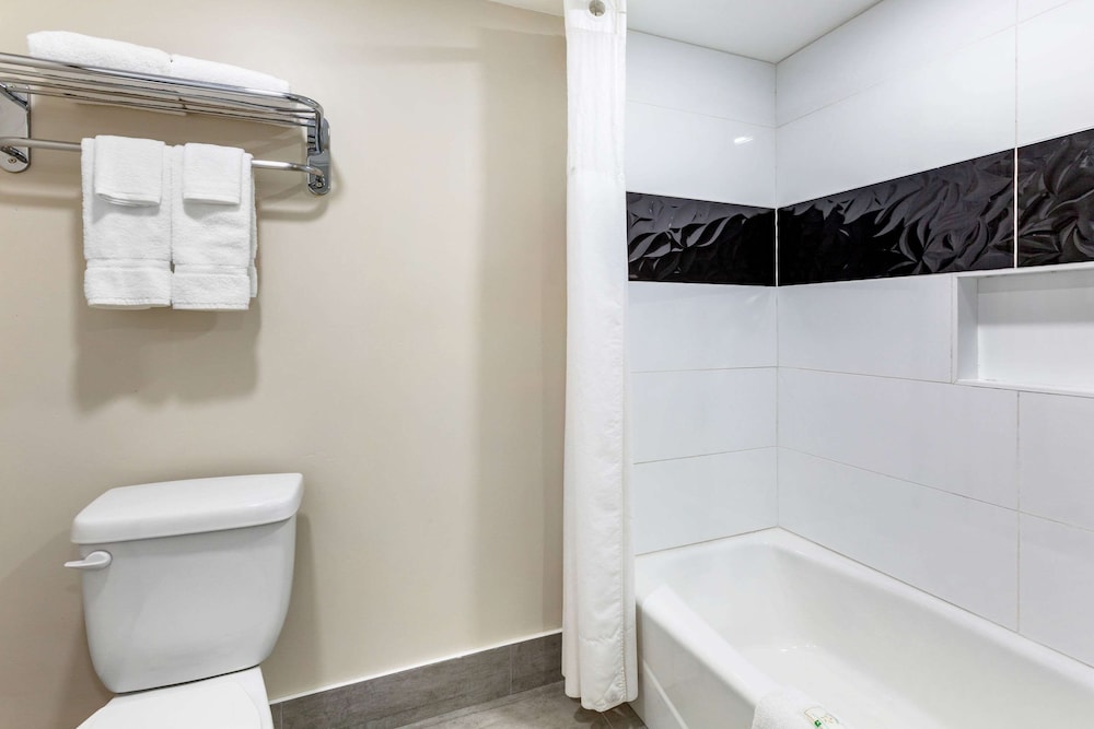 Quality Inn & Suites Goodyear - Phoenix West 12/42