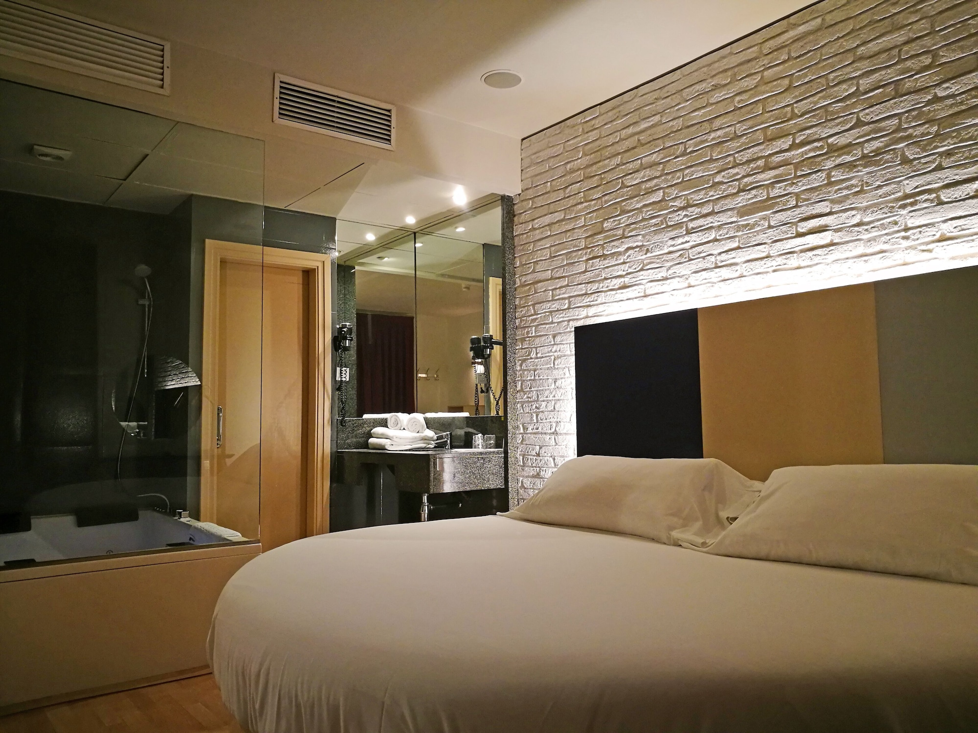 DELUXE, SUITE, JETTED TUB