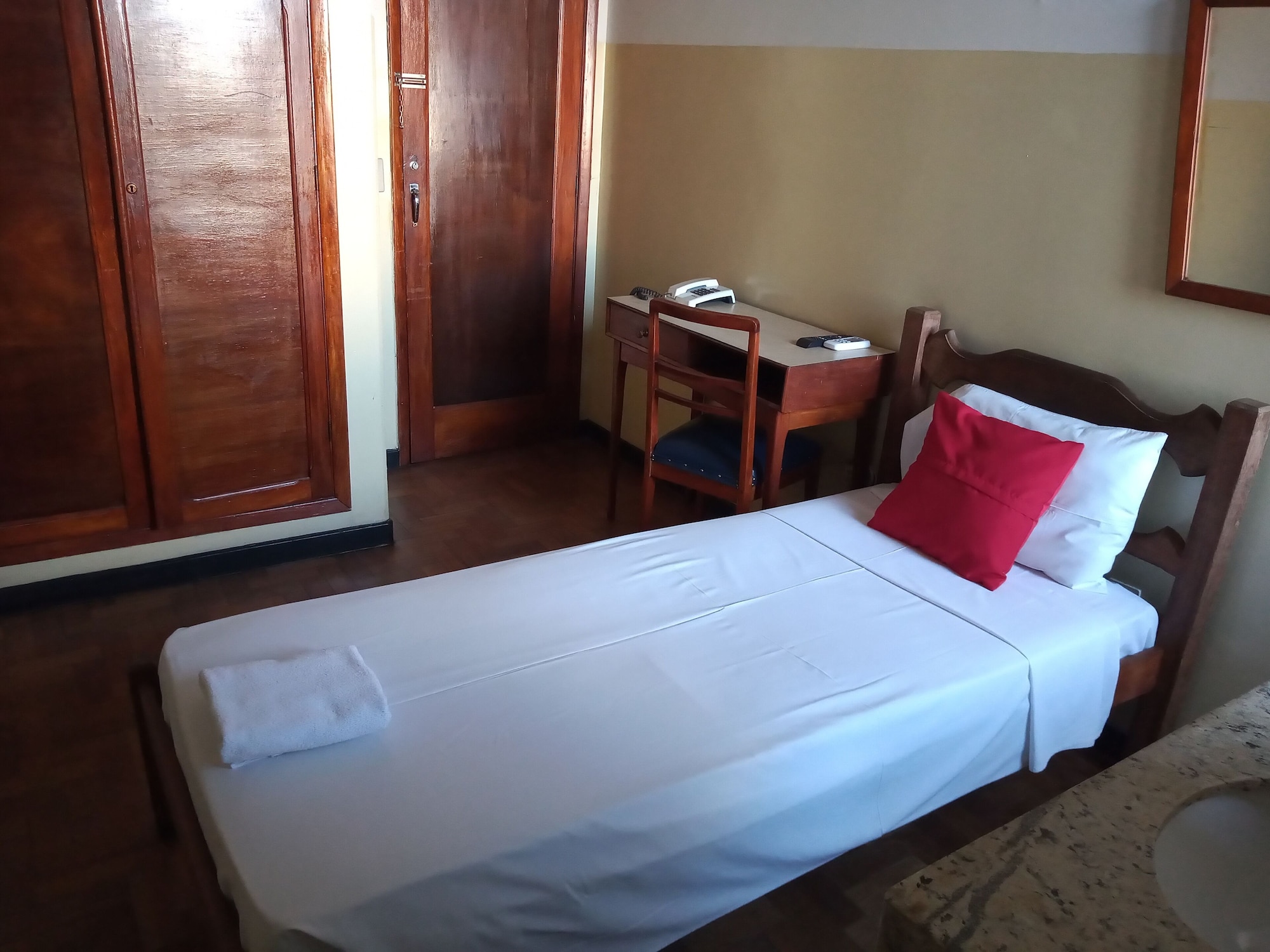 ROOM, SINGLE