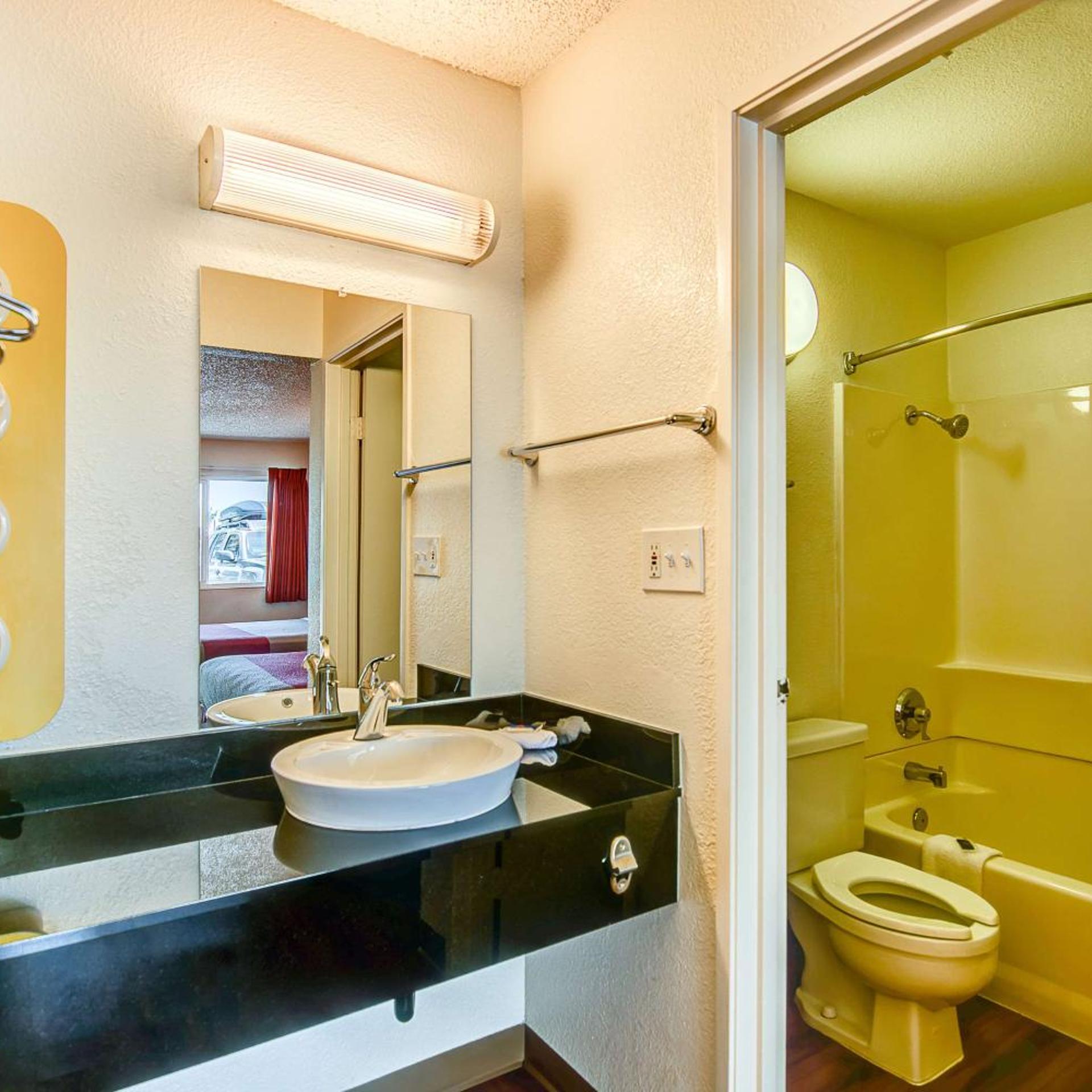غرفة بسرير كوين، Motel6 Stockton, CA - Charter Way West 5/8
