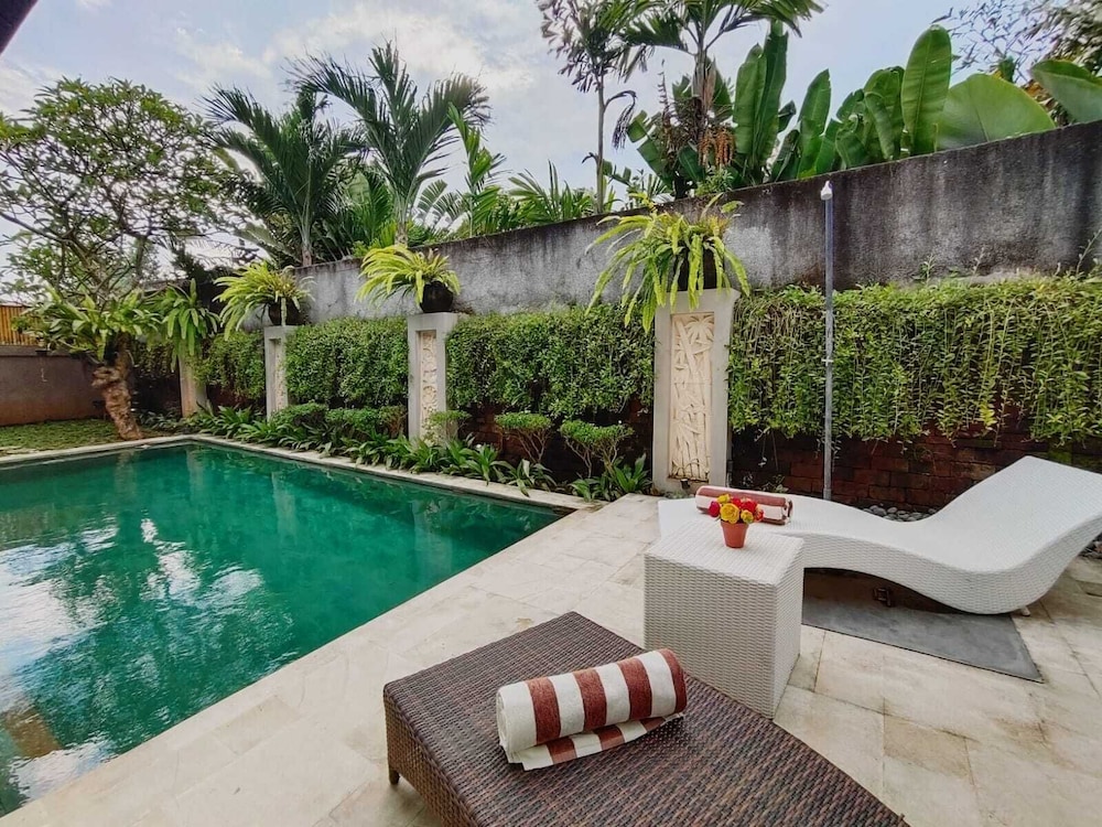 Villa Putih Berawa 42/50