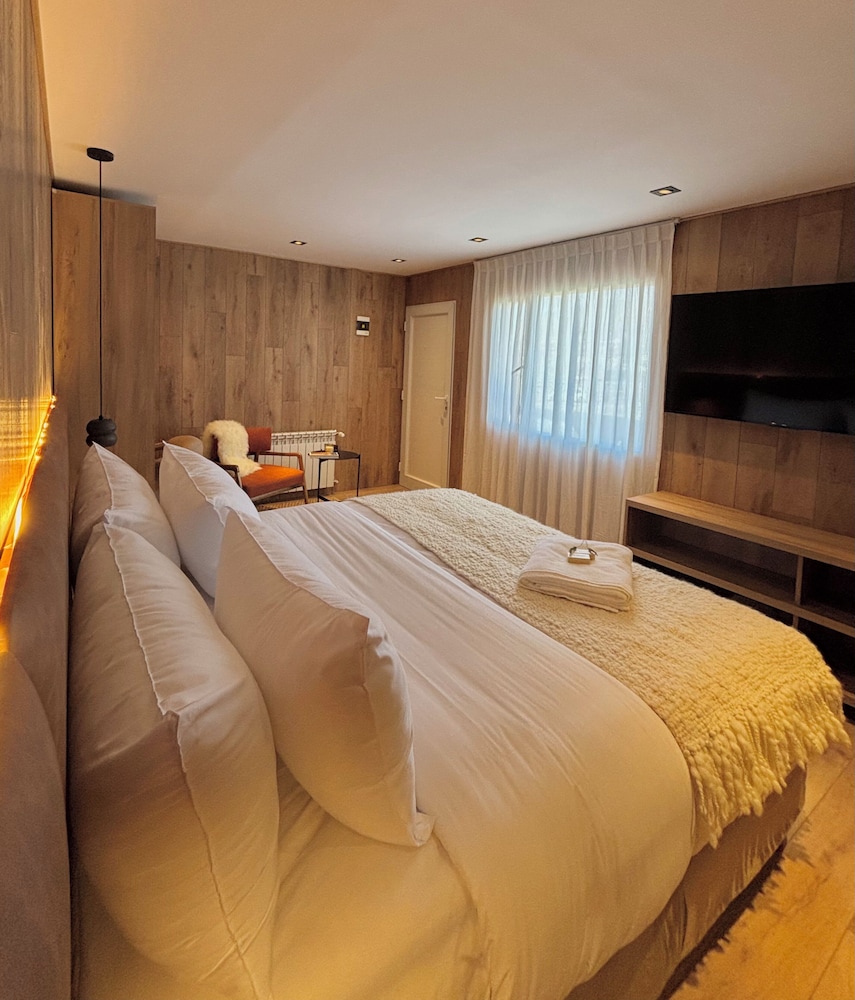 PREMIUM, DOUBLE OR TWIN BED