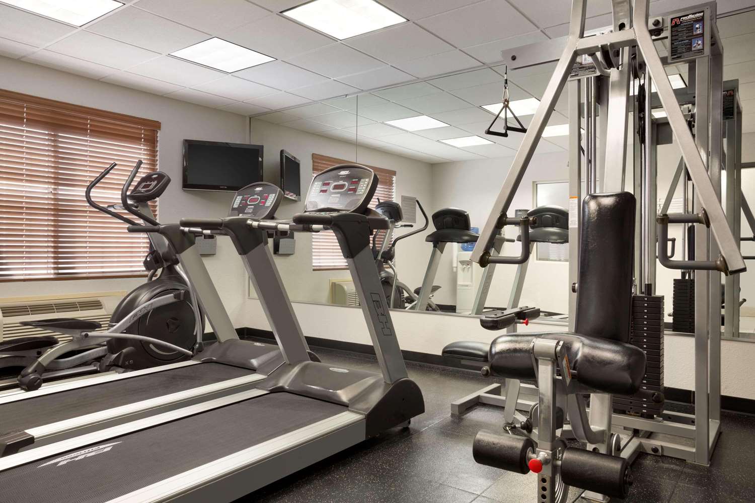 Country Inn & Suites By Radisson, DFW Airport South, TX 20/38