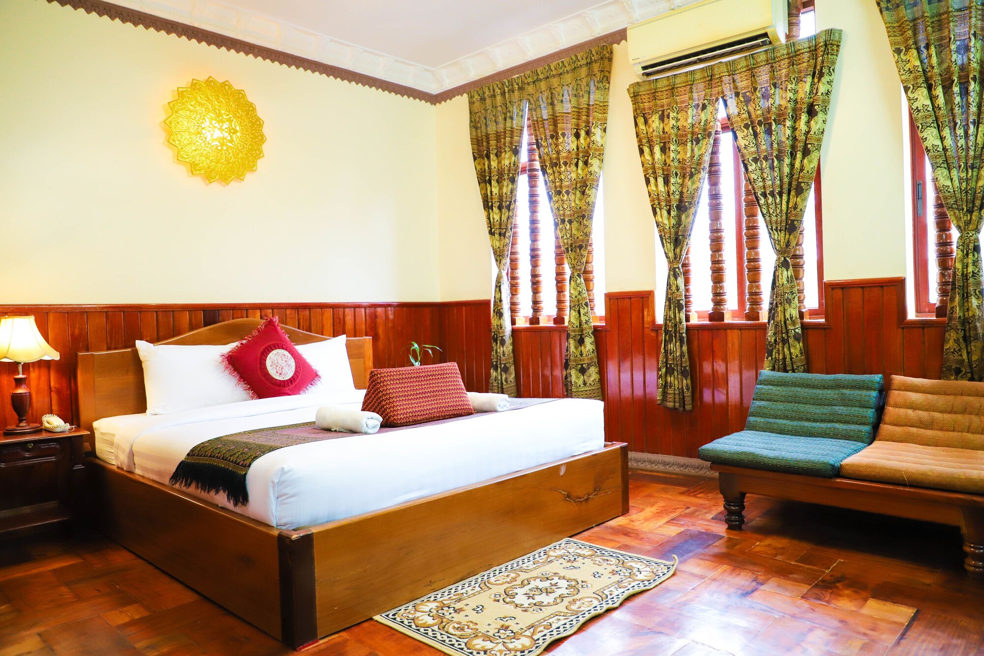 PREMIER, DELUXE, KING BED