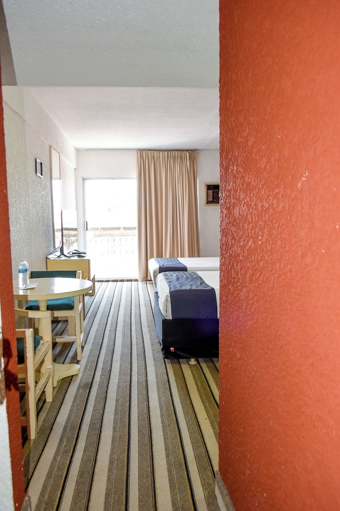 Hotel Costa Ensenada 42/68