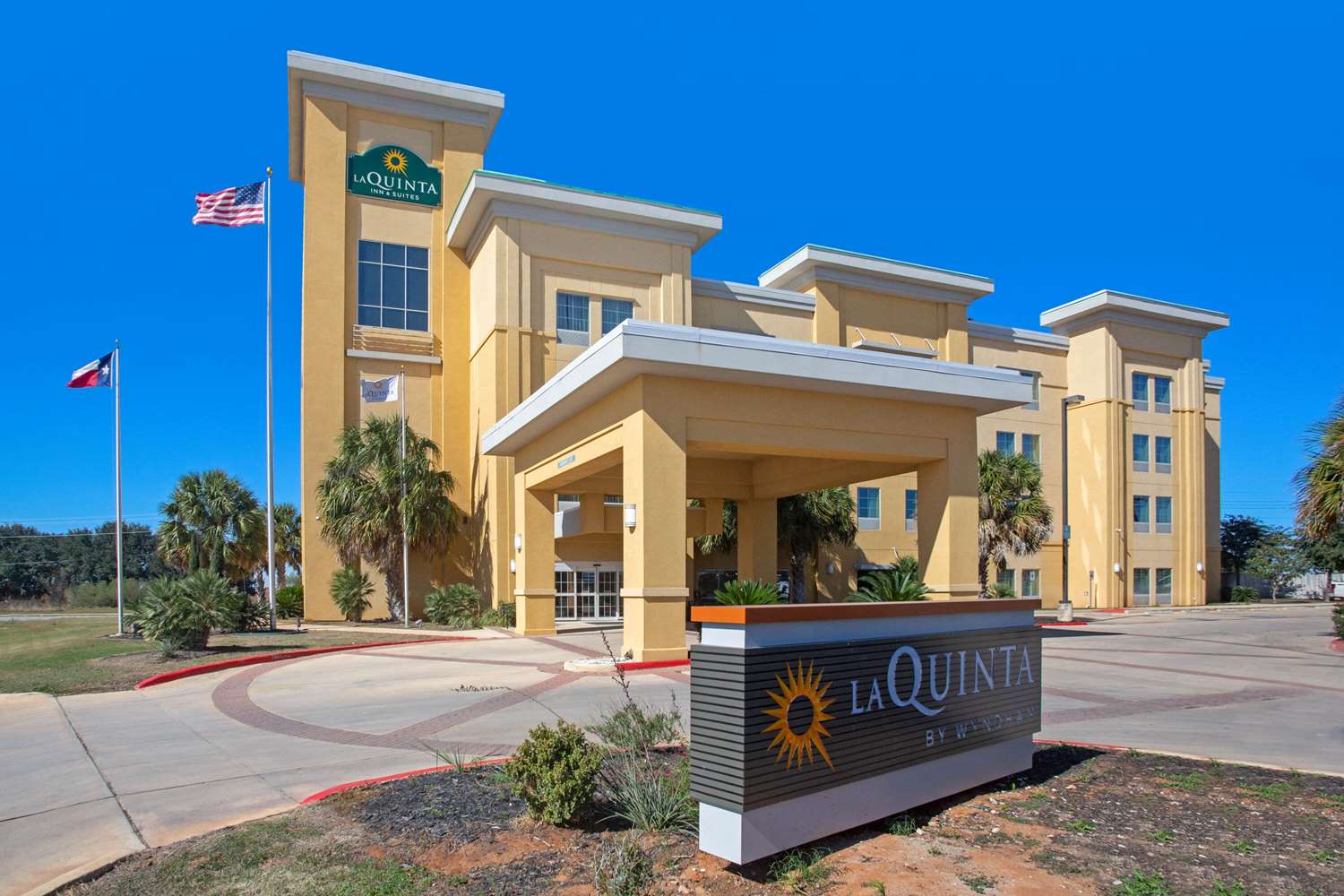 La Quinta Inn Suites Pearsall 5/56