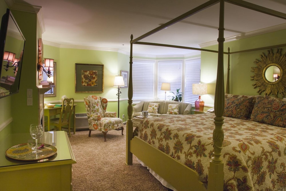 Apple Farm Inn 8/65