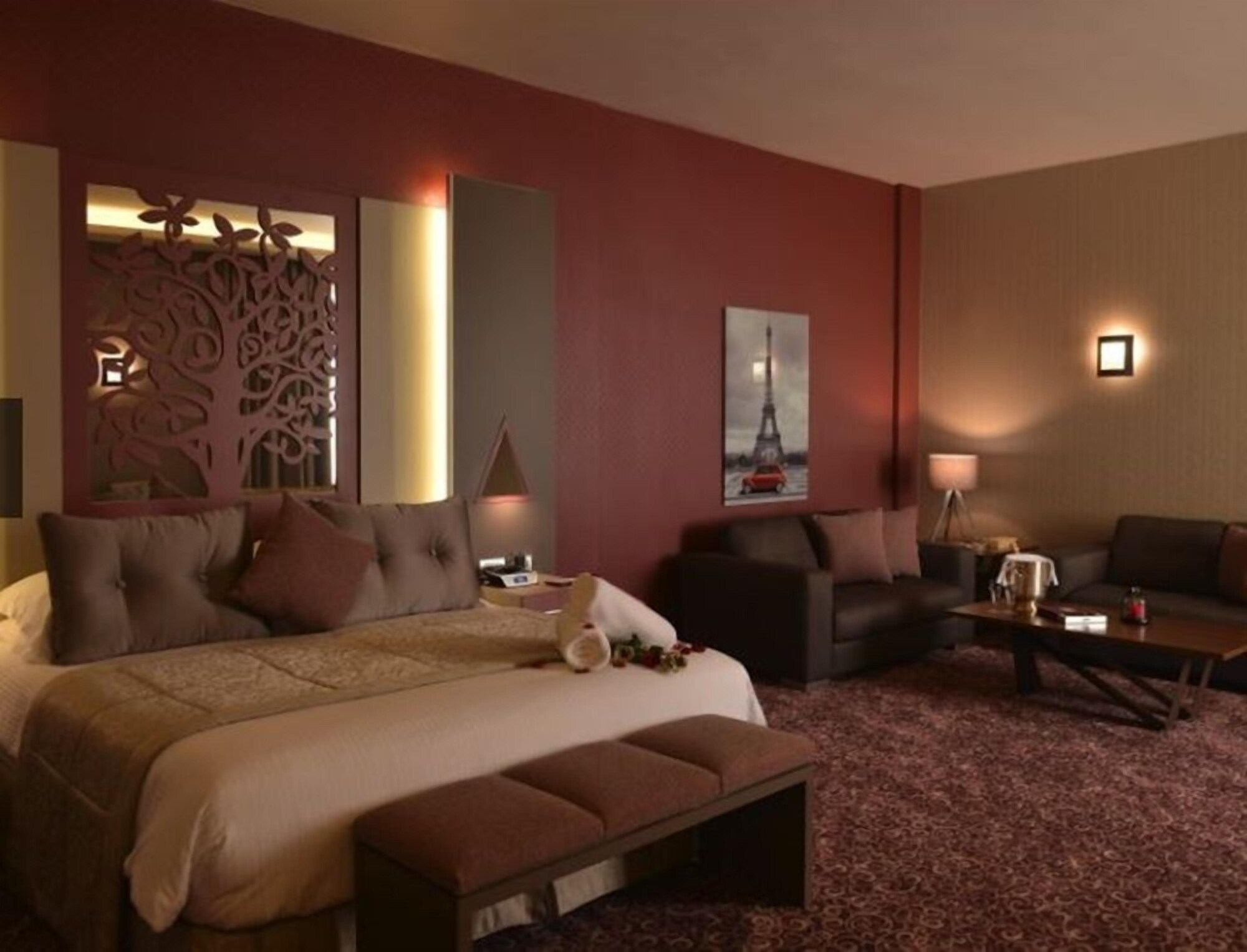 DIPLOMAT, SUITE, CLUB FLOOR