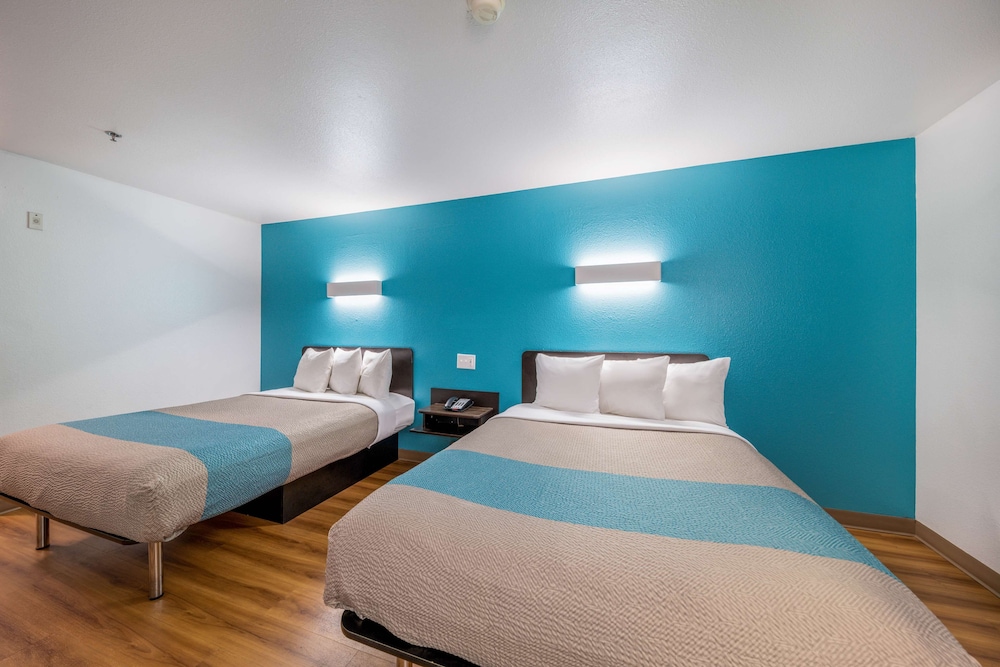 Motel6 Decatur, TX 7/39