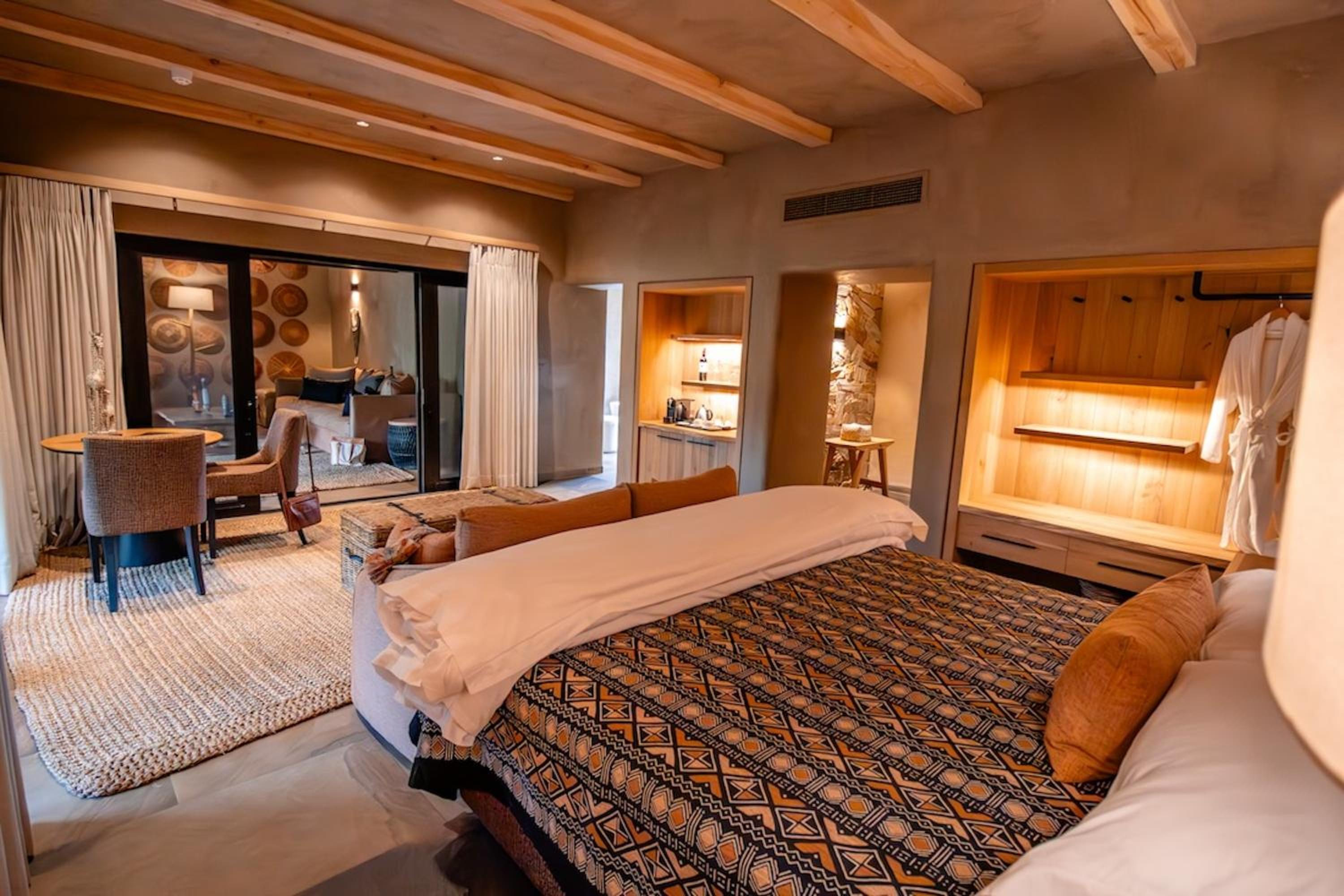 Royal, Suite