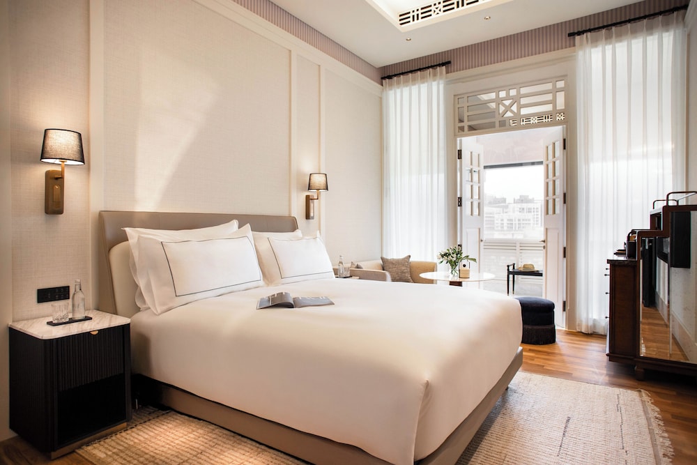 PREMIER, KING BED, CITY VIEW