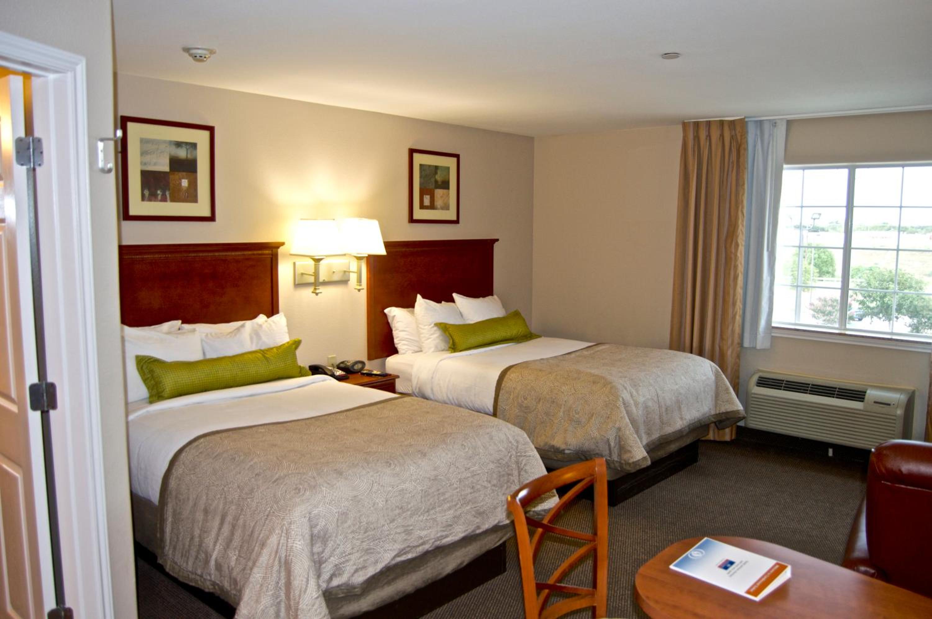 غرفة بسريرين مزدوجين بحوض استحمام لذوي الإعاقة