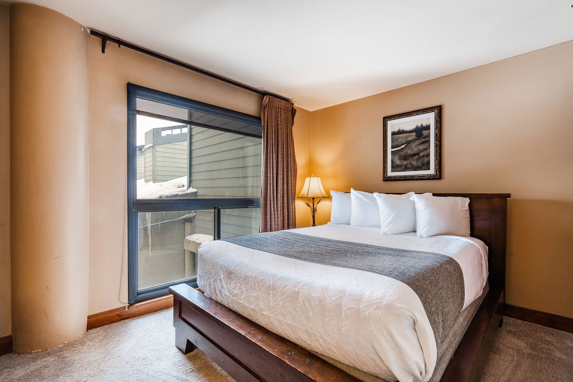 3 BEDROOMS, CONDOMINIUM